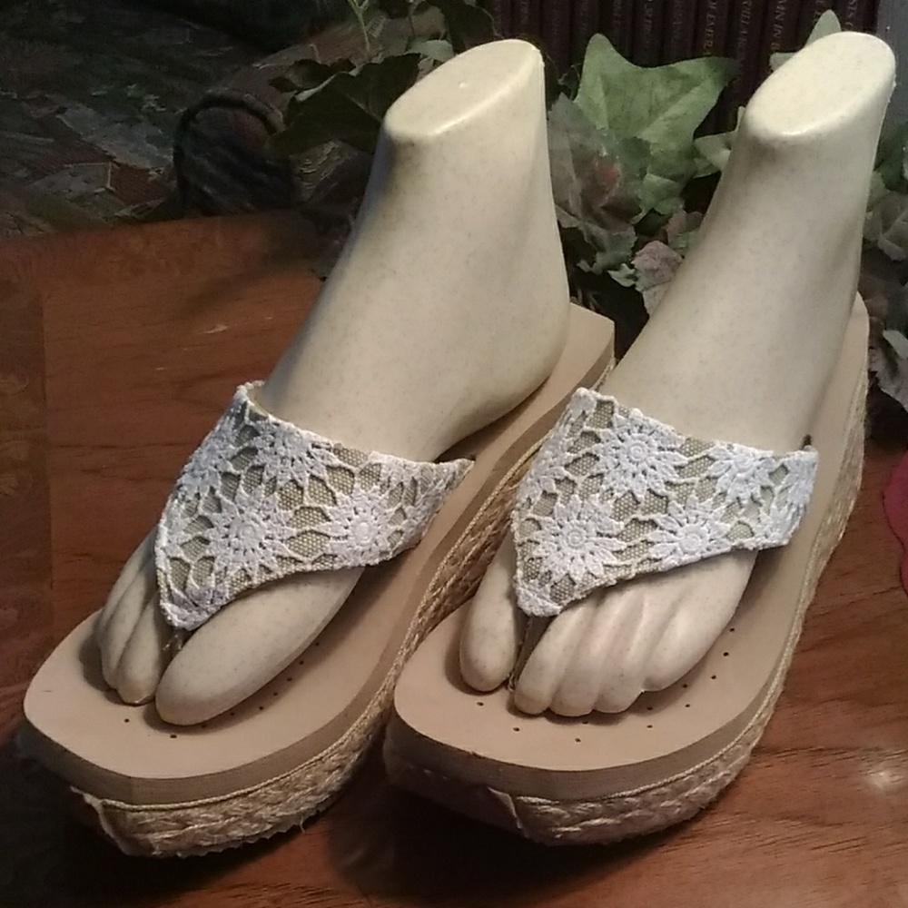 Volatile sandals